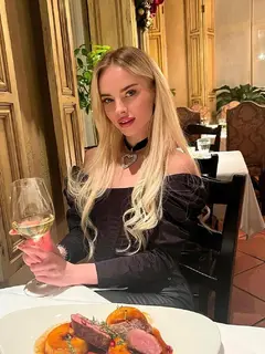 Zoelle escort in Dubai